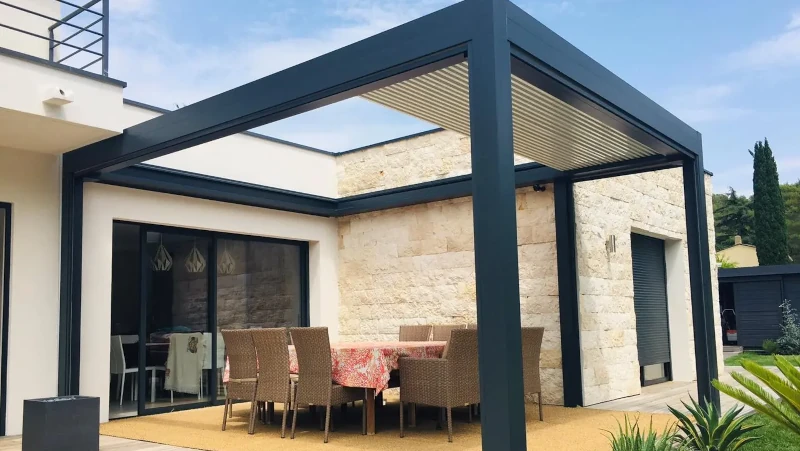 Moderne Terrassenüberdachung aus Aluminium an einem Haus mit Sitzgruppe im Garten.